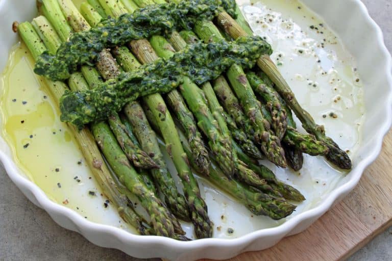 Grüner Spargel aus dem Ofen mit Wildkräuterpesto