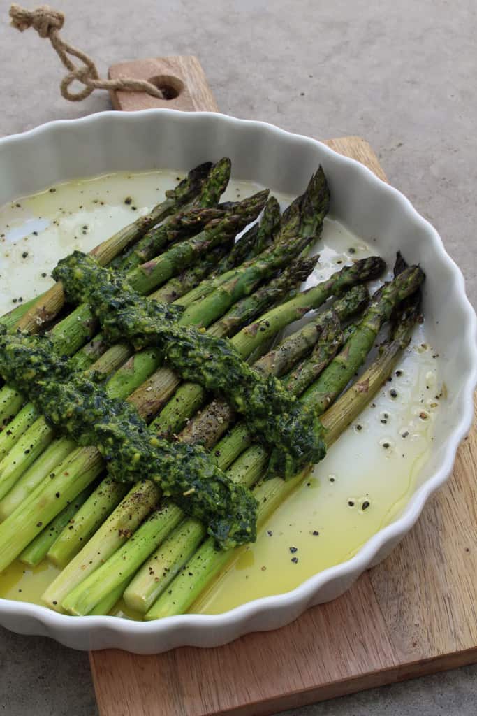 Grüner Spargel aus dem Ofen mit Wildkräuterpesto
