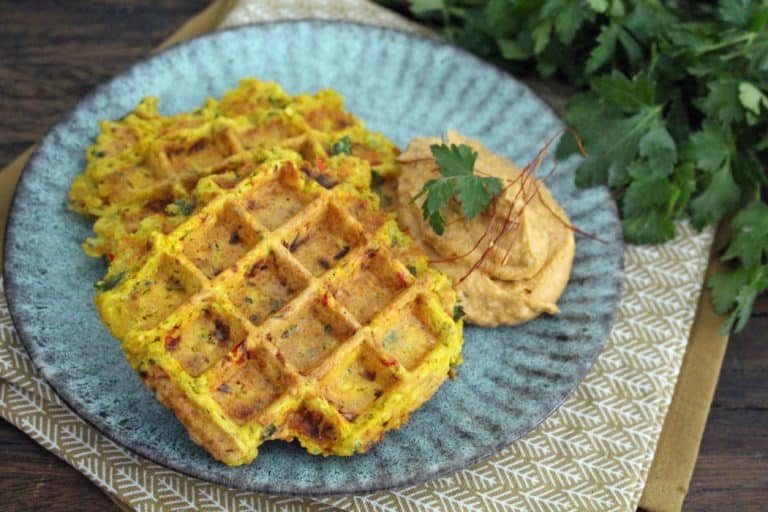 Orientalische Linsenwaffeln mit Hummus
