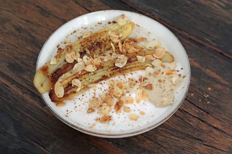 Porridge mit gebratener Zimt-Banane und Kokosjoghurt