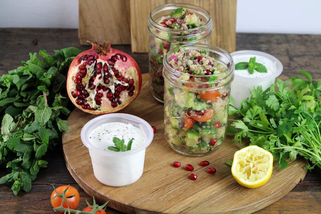 Quinoa Tabouleh mit Granatapfelkernen und Minzjoghurt01 1