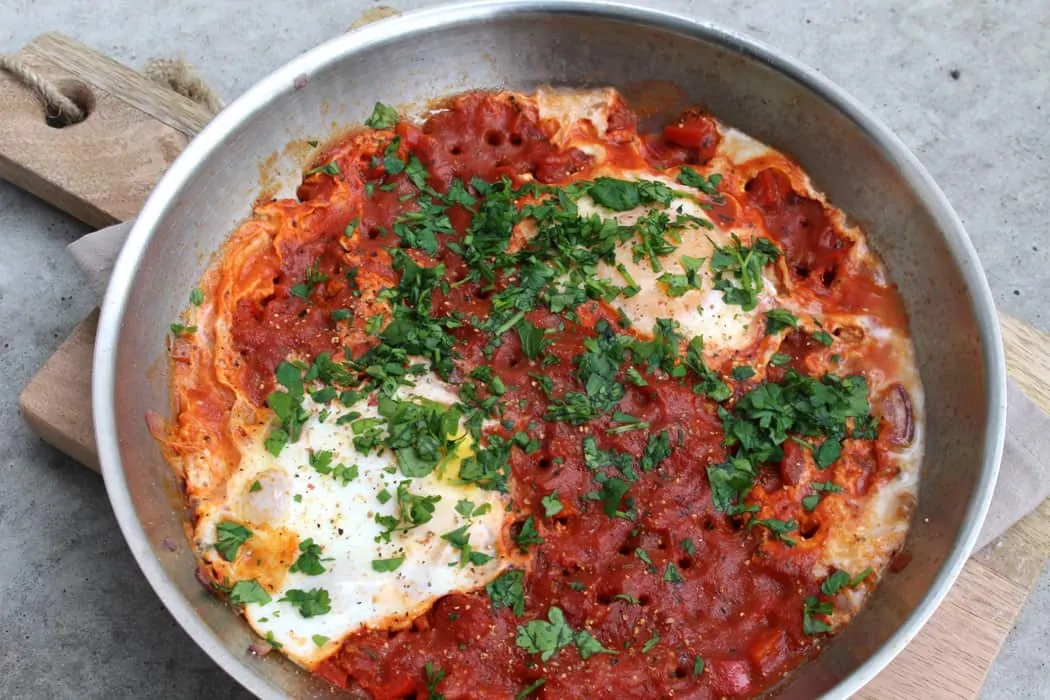 Rezept für ein herzhaftes Frühstück: Shakshuka (rot) - pochierte Eier in Tomatensauce | 4 Rezept Shakshuka rot 01 15