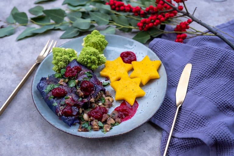 Rotkohl-Maronen-Rouladen mit Cranberry-Sauce, Romanesco und Polenta-Sternen