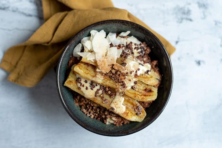Schoko-Buchweizen-Porridge mit gebratener Zimt-Banane