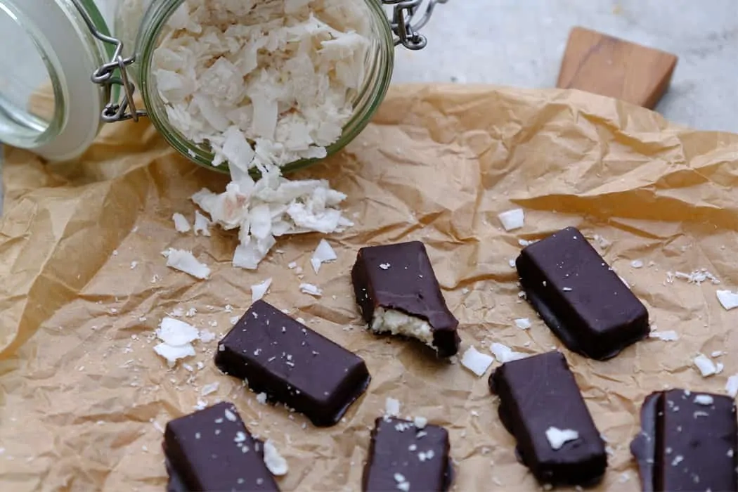 Gesunde Bountys selbermachen - Rezept für Schoko-Kokos-Riegel | 3 Schoko Kokos Riegel01 10