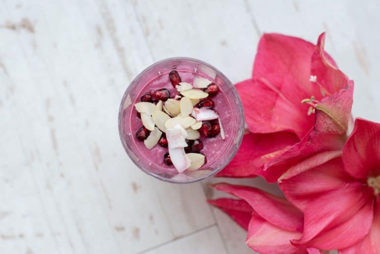 Mandel-Himbeer-Smoothie mit Granatapfel