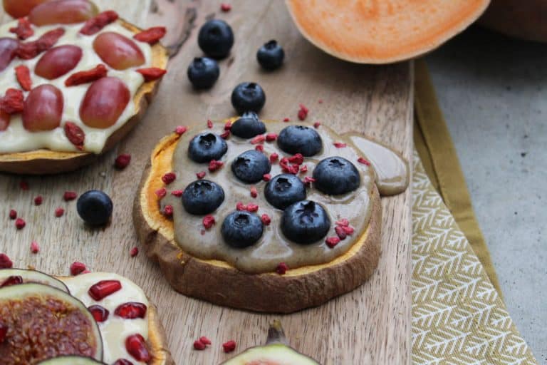 Süßes Süßkartoffel-Toast mit Nussmus und Früchten der Saison