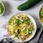 Zucchini-Feta-Nudelsalat mit Mais (nur 20 Min.!)
