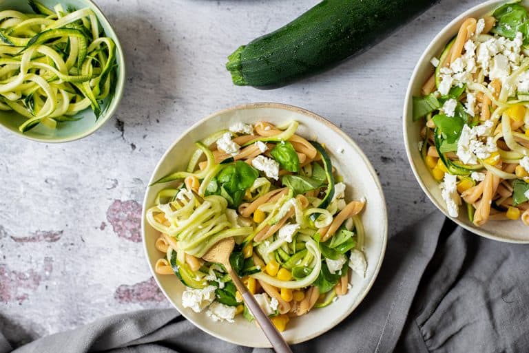 Zucchini-Feta-Nudelsalat mit Mais (nur 20 Min.!)