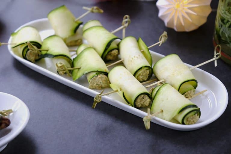 Zucchini-Röllchen mit mediterraner Füllung