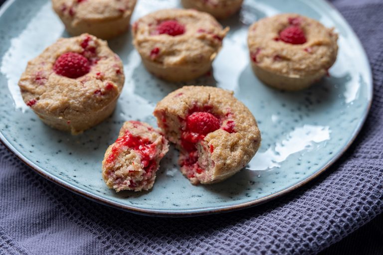 Fruehstücksmuffins mit Himbeeren