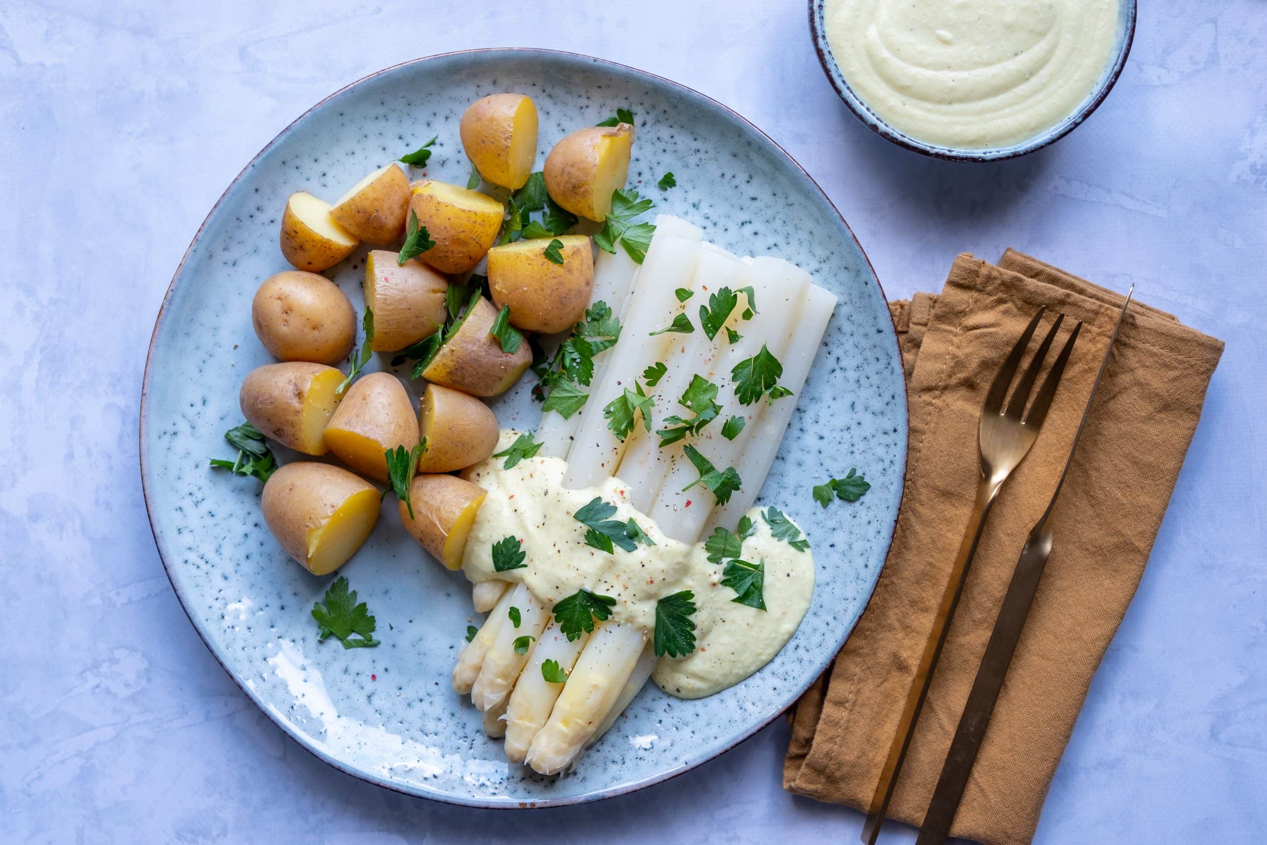 Weißer Spargel mit Kartoffeln und Cashew Sauce-Hollandaise