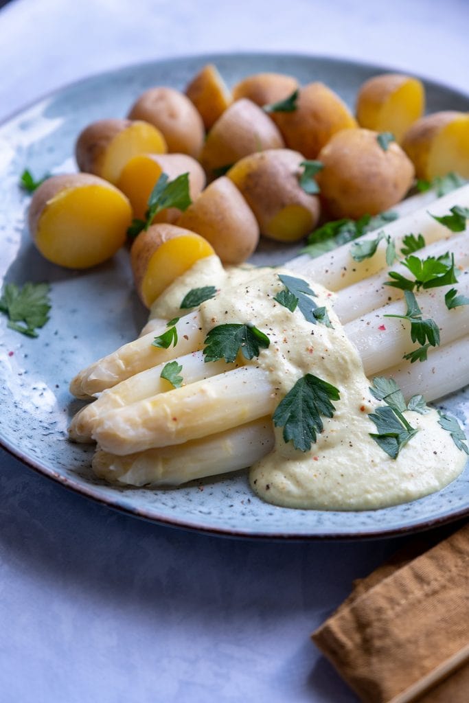 Weißer Spargel mit Kartoffeln und Cashew Sauce-Hollandaise