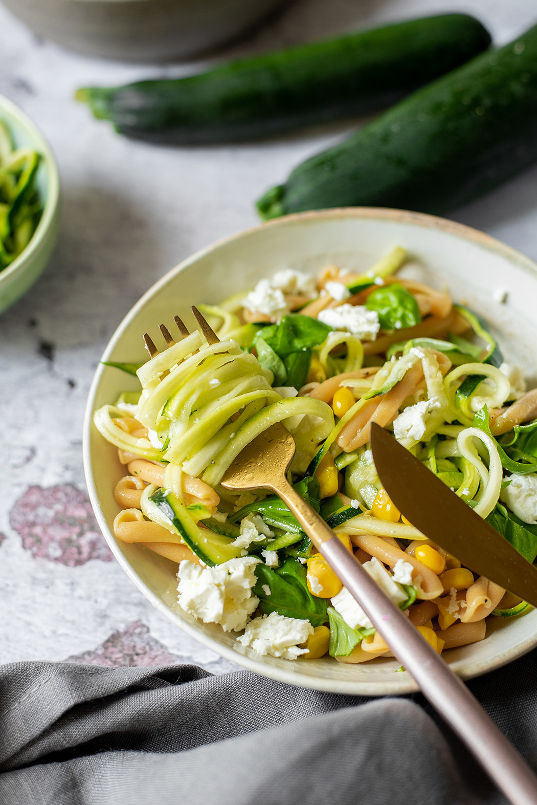 Rezept: Zucchini-Feta-Nudelsalat mit Mais (nur 20 Min.!) | Projekt ...