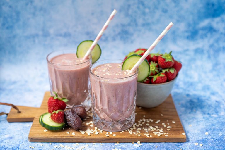 Skin Food Smoothie mit Erdbeeren, Gurke und Mandelmilch