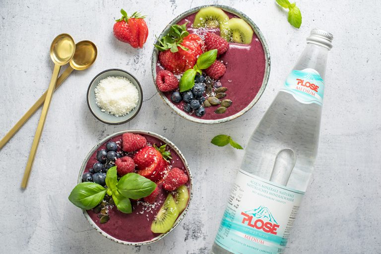 Fruchtige Beeren-Bowl mit Basilikum und Mineralwasser