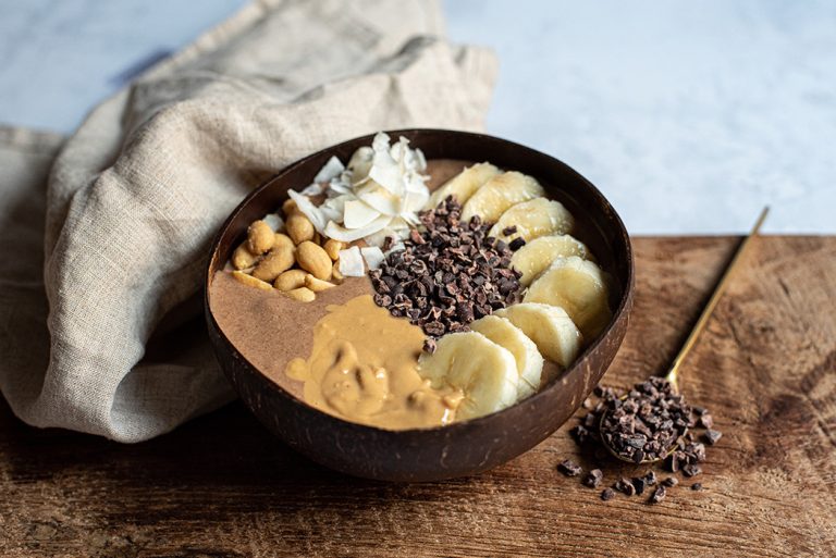 Schoko-Nicecream mit Erdnüssen