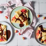 Crêpes mit Erdbeeren und Schokosauce