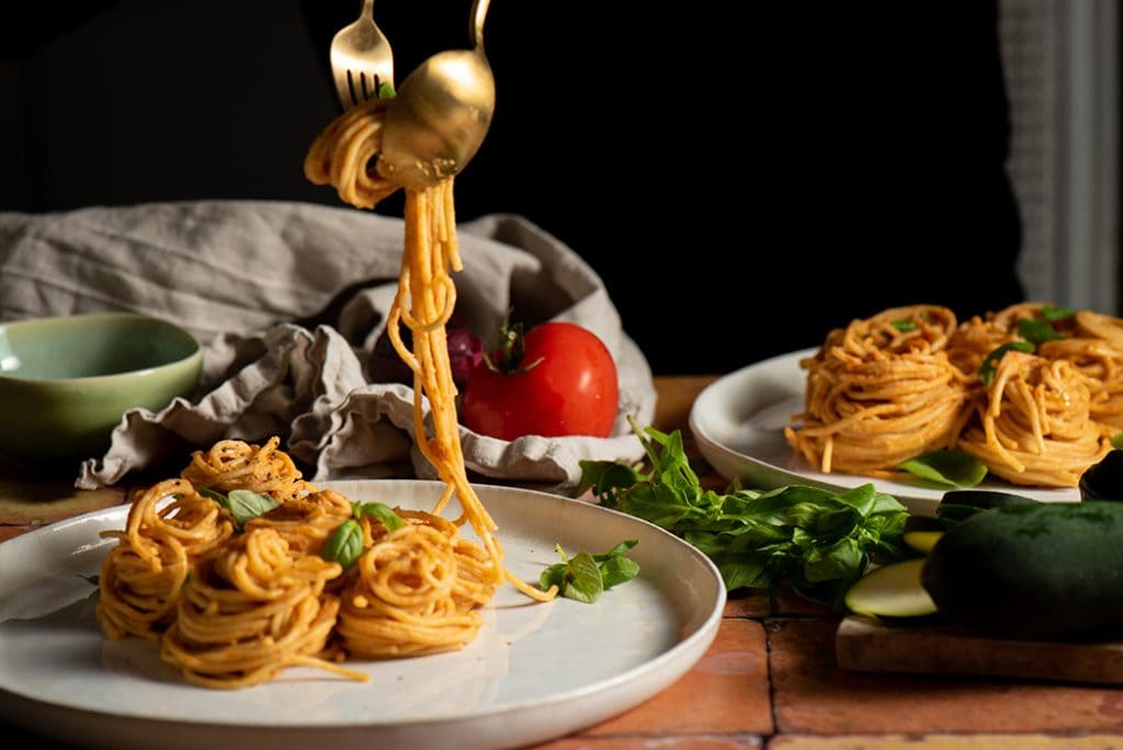 Spaghetti mit Zucchini-Tomaten-Sauce und Frischkäse