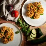 Spaghetti mit Zucchini-Tomaten-Sauce und Frischkäse