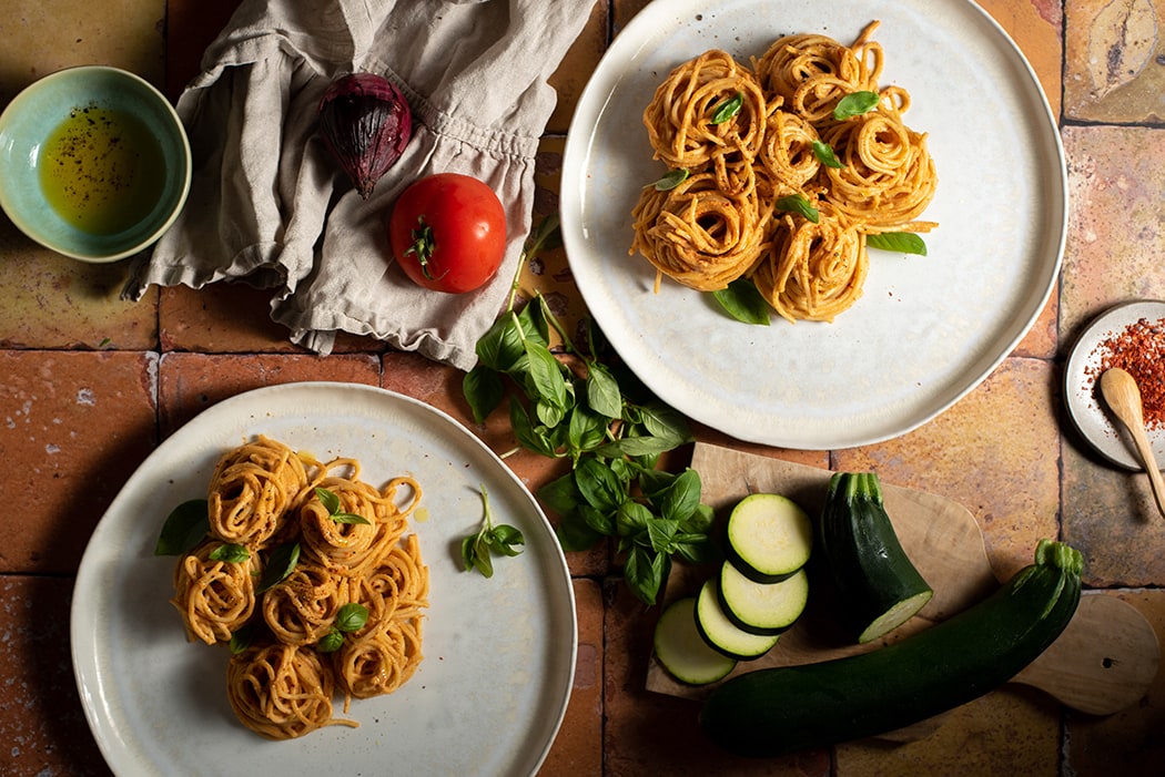 Spaghetti mit Zucchini-Tomaten-Sauce und Frischkäse
