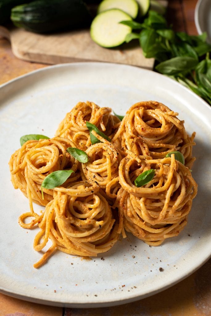 Spaghetti mit Zucchini Tomaten Sauce und Frischkaese04