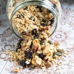 Weihnachtliches Cranberry-Walnuss Granola ohne Zucker