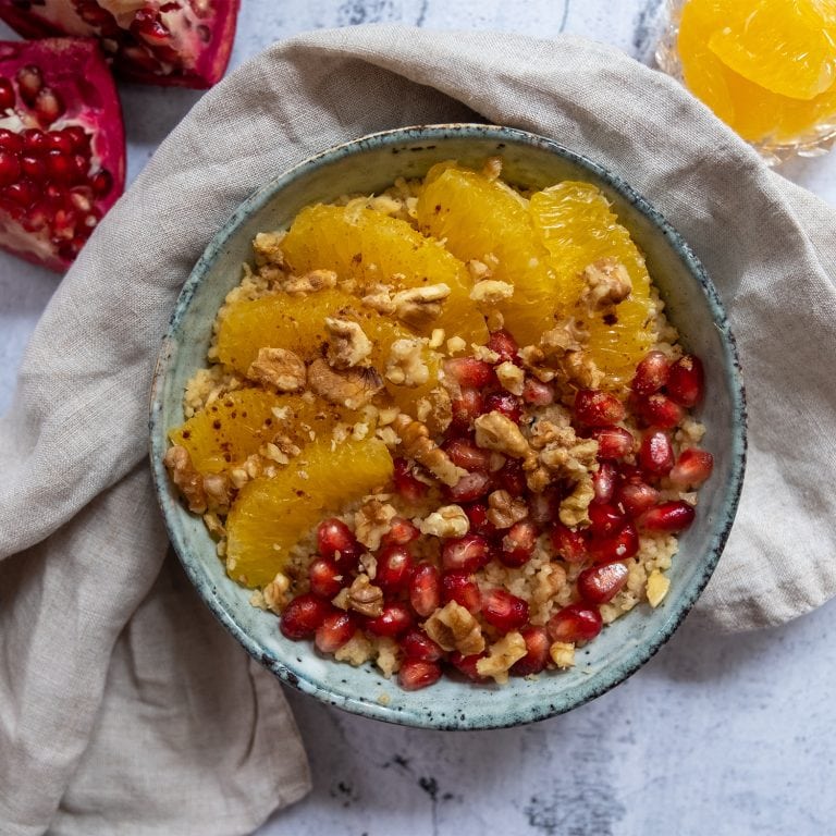 Quinoa Porridge mit Granatapfel Orangen und Walnuessen