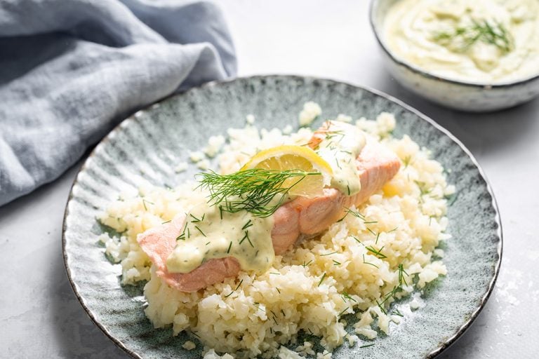 Blumenkohl-„Reis“ mit Lachs und Zitronensauce