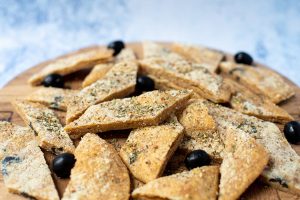 Herzhafte Kekse mit Parmesan und Oliven