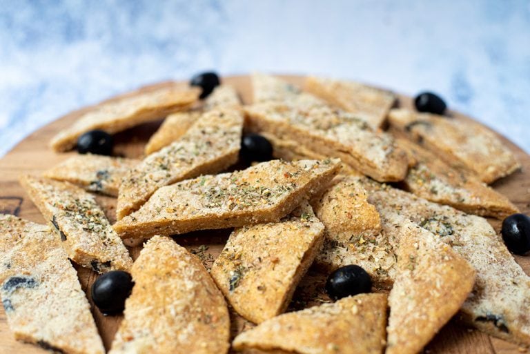 Herzhafte Kekse mit Parmesan und Oliven