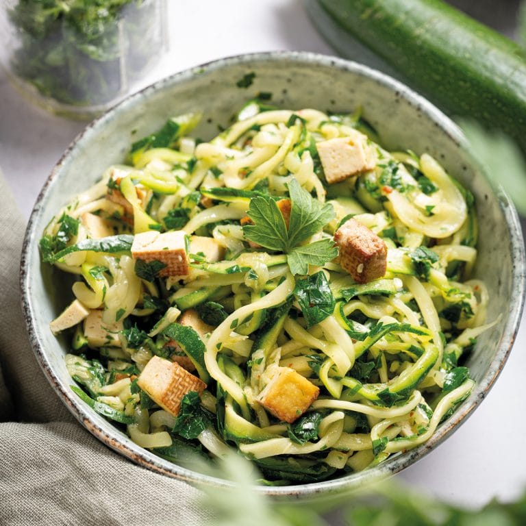 Zoodles mit Chimichurri und Räuchertofu